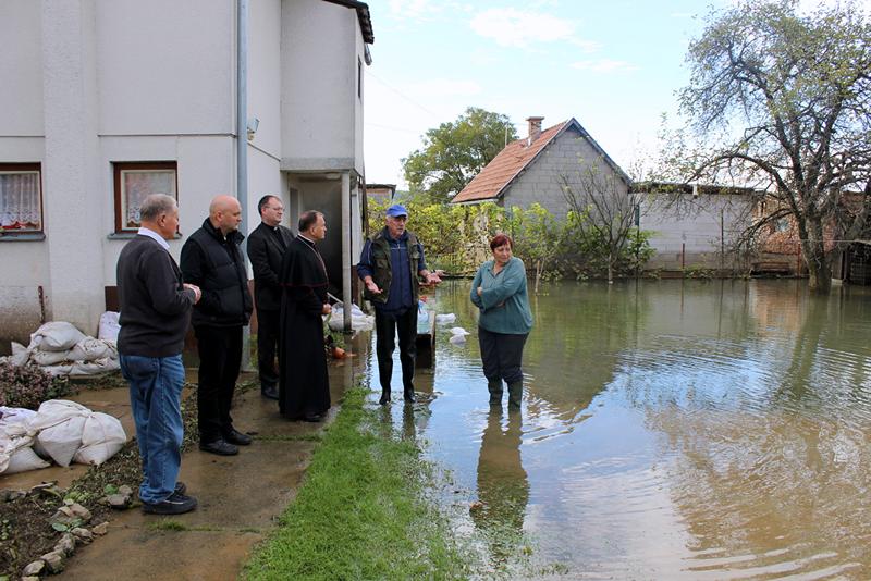 151017-Biskup V.Pozai kod unesreenih u poplavi 4.922a03.jpg
