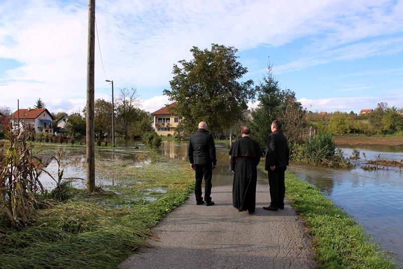 151017-Biskup V.Pozai kod unesreenih u poplavi 5.c53fdc.jpg