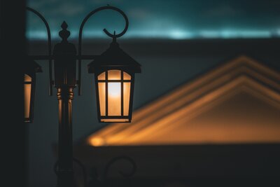 svjetiljka u noci grafika